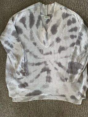 aerie White and Gray Tie-Dye V-Neck Sweater